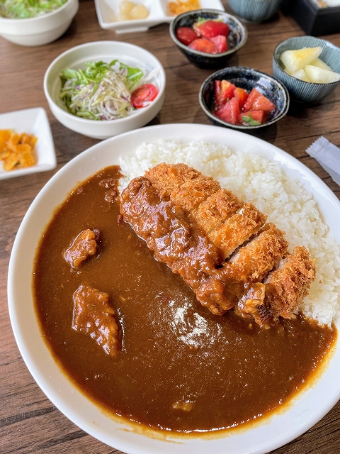 鳥取県　湯梨浜町　リリーカーサのカツカレー